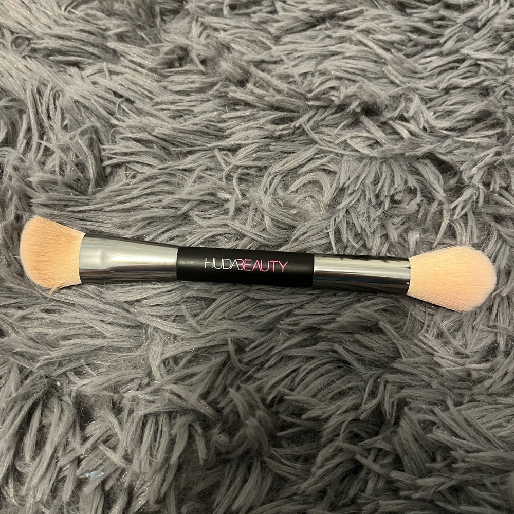 huda beauty makeup brush